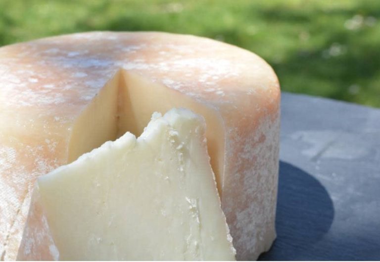 Queso de oveja artesano, 100% natural y elaborado sin aditivos ni colorantes